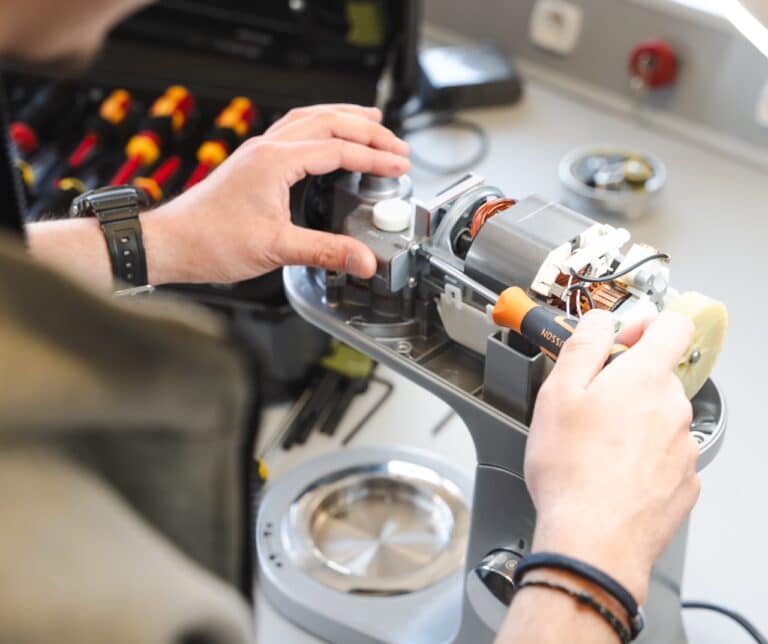 metiers-reparation-electrique-electronique-cite-des-formations-tours-5